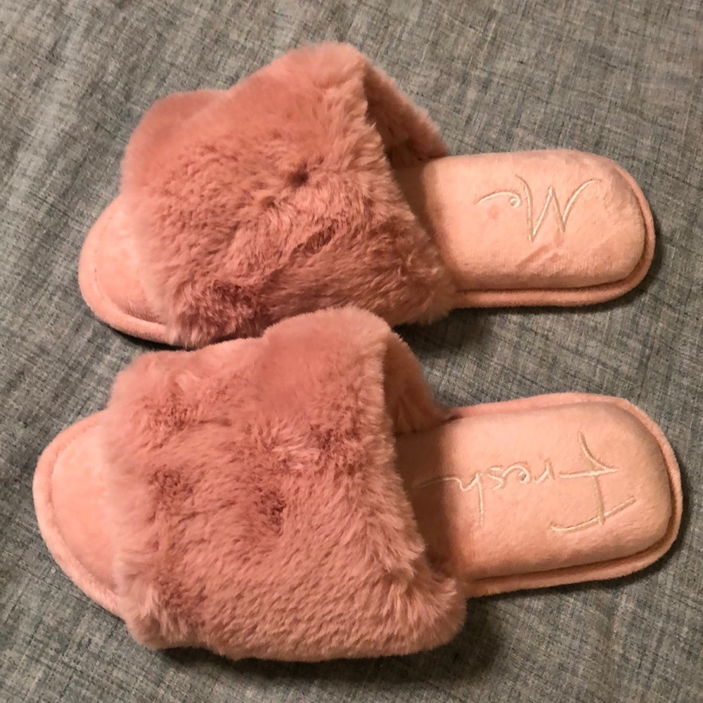 Gorgeously sexy bedroom slippers in blush pink.  Slippers by SNUGLEAVES.  Size 8